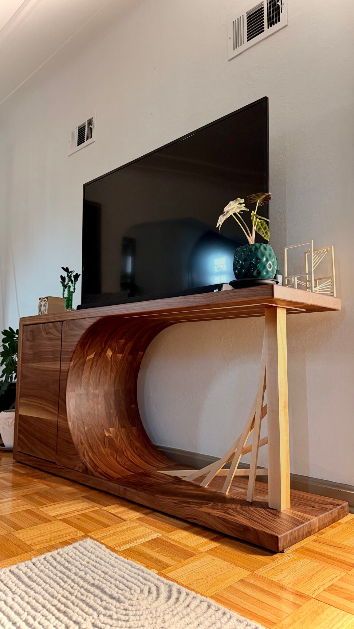 Ligne d’Or TV Unit added value 1